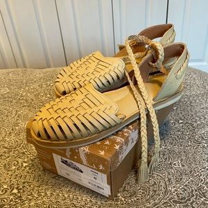 Espíritu ankle strap leather huarache